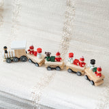 Train en bois avec passagers des fêtes
